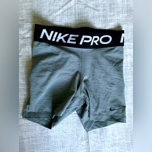 Selling Nike pro shorts XS never worn in good condition